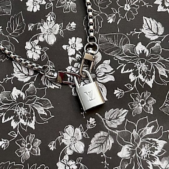 New LV Louis Vuitton Silver-Toned Lock with 18" Box Link Chain Necklace - Picture 3 of 5